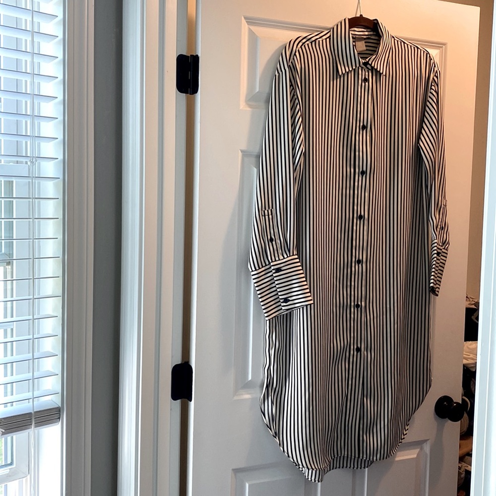 H&M Striped oversized shirt dress. Champagne/black